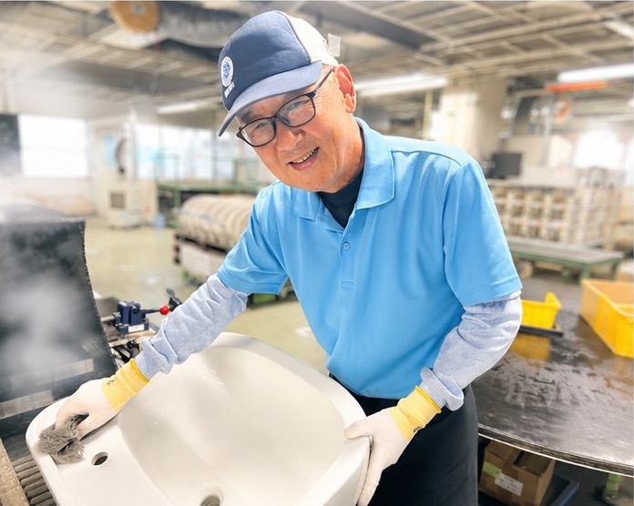 洗面器の加工作業をする伊藤