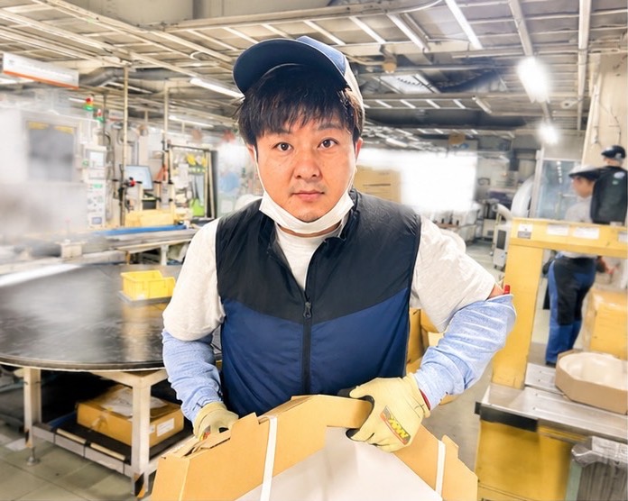梱包作業をする籾山