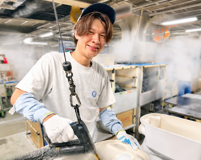 製品の組み付け作業をする菅田