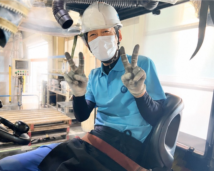 作業車の運転席に座る山本